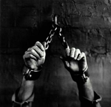 Цепь на руку мужская. Рок цепи. Человек в оковах. Даже если твои руки закованы цепями. Hands in chains.
