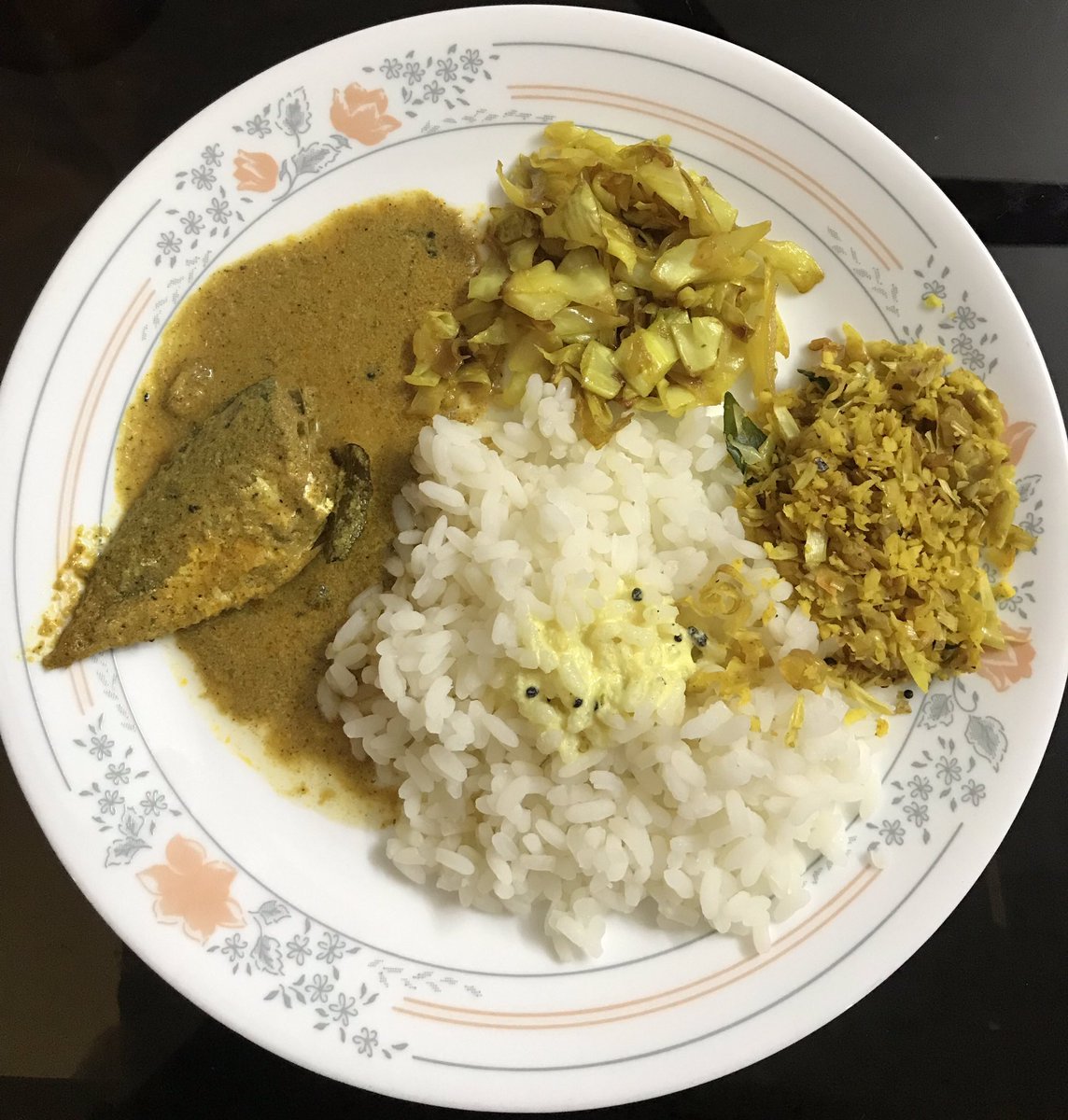 ardramaanasam's tweet photo. Today’s lunch was “Yellow Awesomeness”. 😍

With rice and pulisseri, from L to R:

• Vatta Curry
• Cabbage Mezhukkupuratti
• Chakini + Chakkakuruthol Thoran

#ABCHomeFood https://t.co/LqFVVX58Po