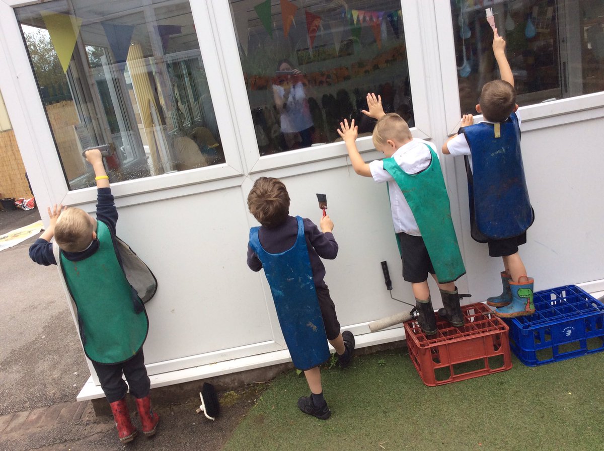 unsworthprimary's tweet photo. I wonder if Mr Rhodes will be happy with our new window cleaners?!🤔#EYFS #itsalwaysfun https://t.co/RpbZwEsajQ