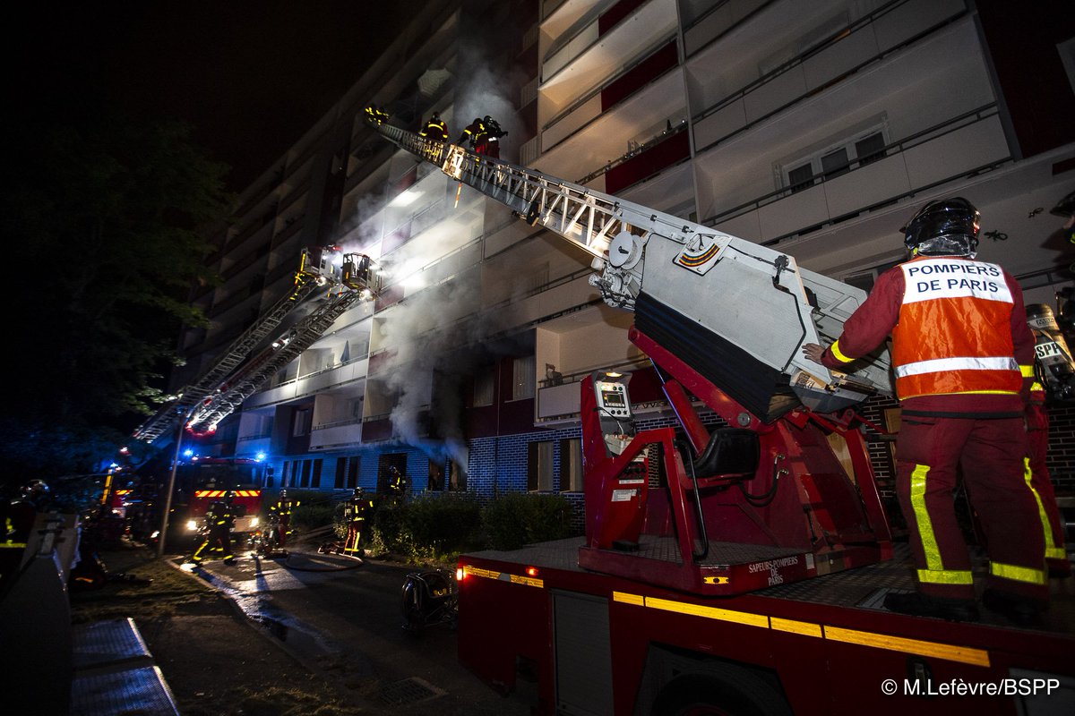 PompiersParis's tweet photo. #Intervention 11 personnes sauvées d'un incendie cette nuit à @Ville_NLS 👨‍🚒👍 Bilan miraculeux avec seulement 3 victimes légèrement intoxiquées. Si le feu prend dans votre appartement et que vous pouvez évacuer, pensez toujours à #FermerLaPorte derrière vous. https://t.co/BUoqo75ODM