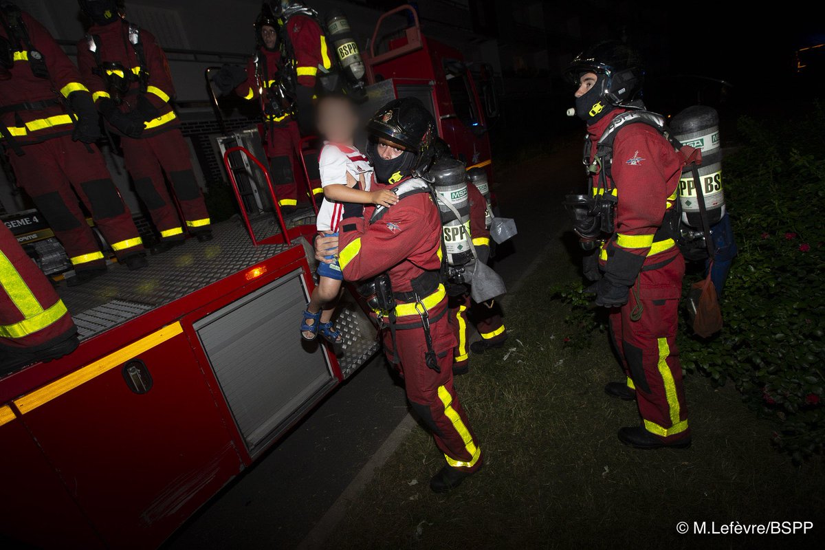 PompiersParis's tweet photo. #Intervention 11 personnes sauvées d'un incendie cette nuit à @Ville_NLS 👨‍🚒👍 Bilan miraculeux avec seulement 3 victimes légèrement intoxiquées. Si le feu prend dans votre appartement et que vous pouvez évacuer, pensez toujours à #FermerLaPorte derrière vous. https://t.co/BUoqo75ODM