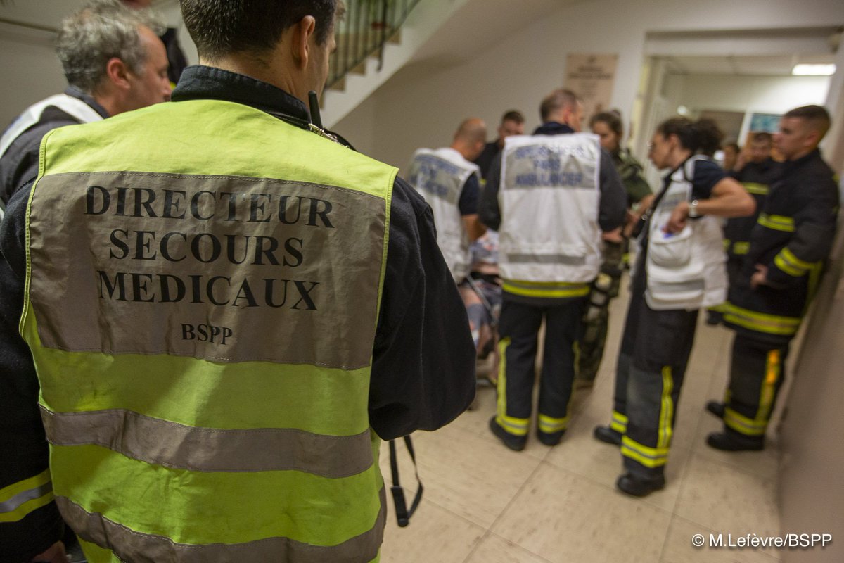 #Intervention 11 personnes sauvées d'un incendie cette nuit à @Ville_NLS 👨‍🚒👍 Bilan miraculeux avec seulement 3 victimes légèrement intoxiquées. Si le feu prend dans votre appartement et que vous pouvez évacuer, pensez toujours à #FermerLaPorte derrière vous.