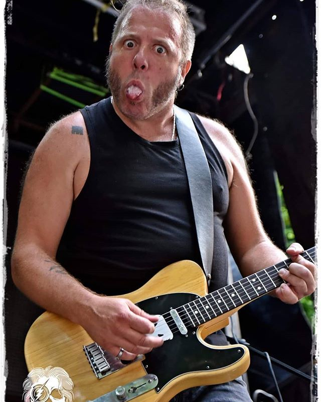 Feliz jueves amigos macarrone!!.
Fotaza hecha por @josegonzalezroces .
.
.
#postureo #macarrones #macarrone #actitud #rock #punkrock #fender #telecaster #careto #mundomacarrone #musica #concierto