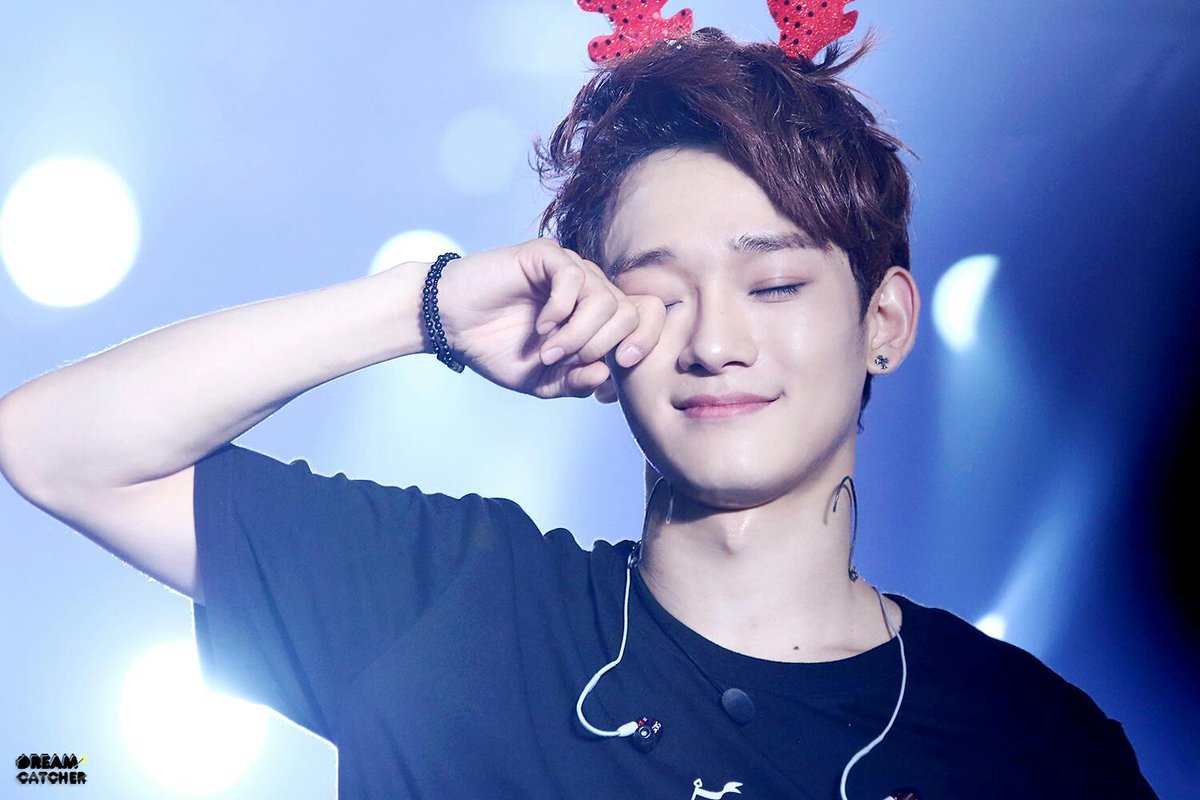 Daisy_120494's tweet photo. Anh người yêu mới chuyển nghề qua làm dịch vụ cưới hỏi, combo trọn gói 😆 kiêm MC và ca sĩ
#MGMAVOTE 
#EXO 
@weareoneEXO https://t.co/JxytBRYDhX