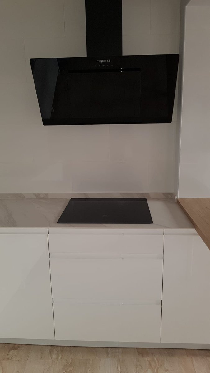 MCocinasJimenez's tweet photo. Cocina en dm lacado blanco alto brillo, encimera coverlam calacatta natural https://t.co/bx0C8xl06r