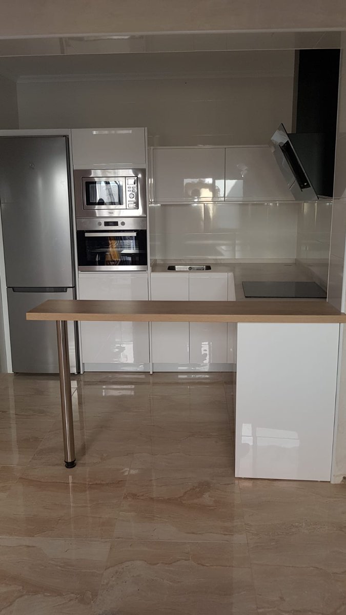 MCocinasJimenez's tweet photo. Cocina en dm lacado blanco alto brillo, encimera coverlam calacatta natural https://t.co/bx0C8xl06r