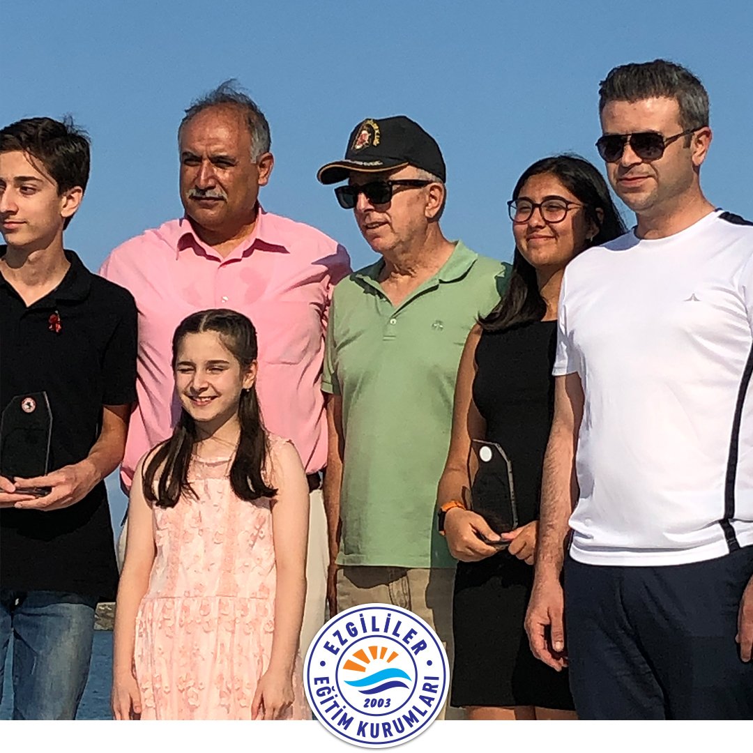 ezgililerkoleji's tweet photo. Türkiye Birincisi olan öğrencimiz İdil Soylu'ya İlkadım İlçe Milli Eğitim Müdürü Halil İbrahim Akmeşe ve İlkadım İlçe Milli Eğitim Şube Müdürü Hıdır Okçu plaket ve ödülünü takdim ettiler. #LGS #2019LGS #ödültöreni #ilkadimmem https://t.co/2CAJnCbhqE