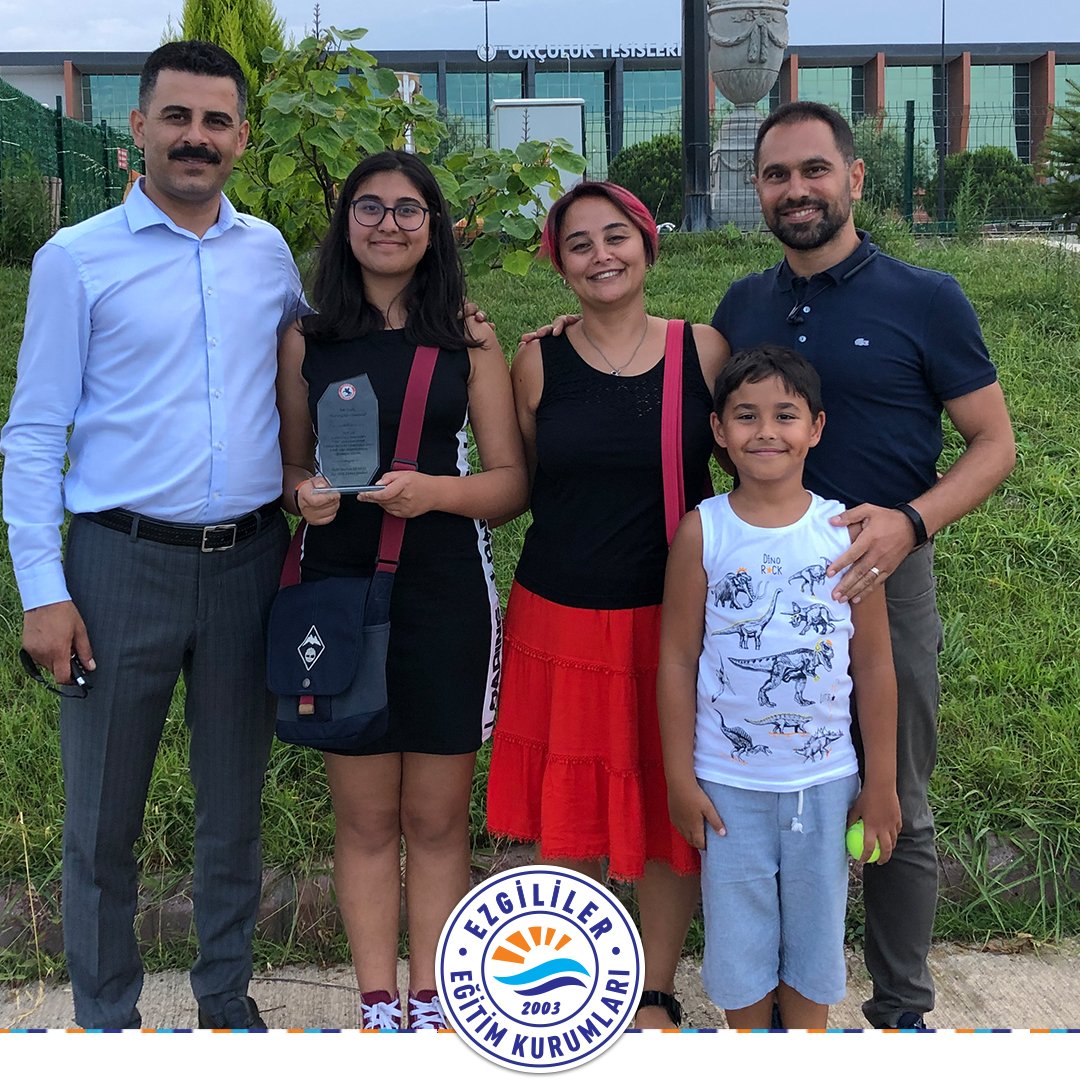 ezgililerkoleji's tweet photo. Türkiye Birincisi olan öğrencimiz İdil Soylu'ya İlkadım İlçe Milli Eğitim Müdürü Halil İbrahim Akmeşe ve İlkadım İlçe Milli Eğitim Şube Müdürü Hıdır Okçu plaket ve ödülünü takdim ettiler. #LGS #2019LGS #ödültöreni #ilkadimmem https://t.co/2CAJnCbhqE