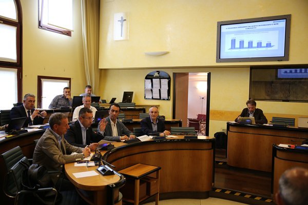 Consiglioveneto's tweet photo. #PrimaCommissione - Illustrato l'assestamento del bilancio di previsione 2019-2021. https://t.co/SlWhZPc894 #ConsiglioVeneto @ClaudioSinigag1 @alemontagnoli https://t.co/n7V2r95cor