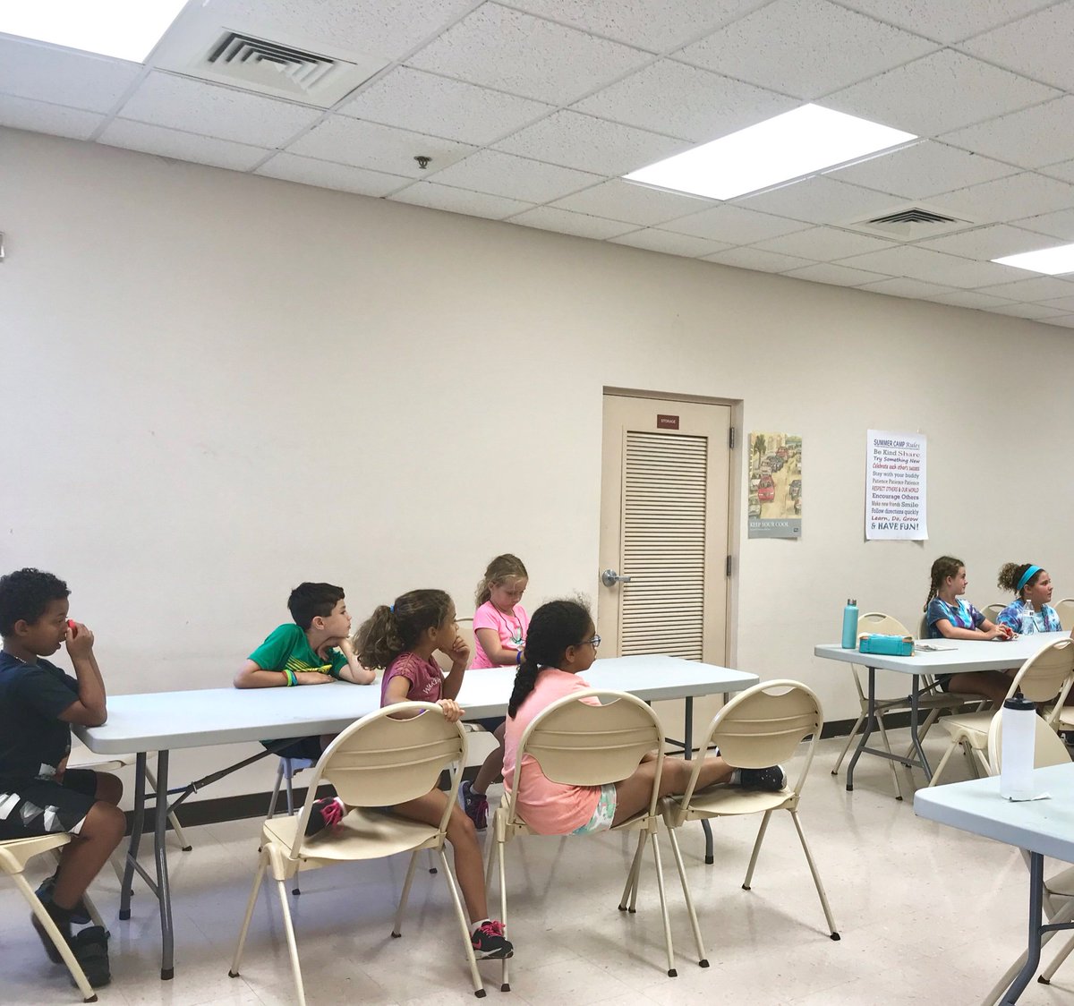 Luceroguzmann4's tweet photo. Woodmere Park campers have fun reading as a large group. This book tested their knowledge about cool facts. Reading is fun! 
@SuncoastCGLR
 #SummerLearningWeek #GLReading https://t.co/UeBCO3Sg0m