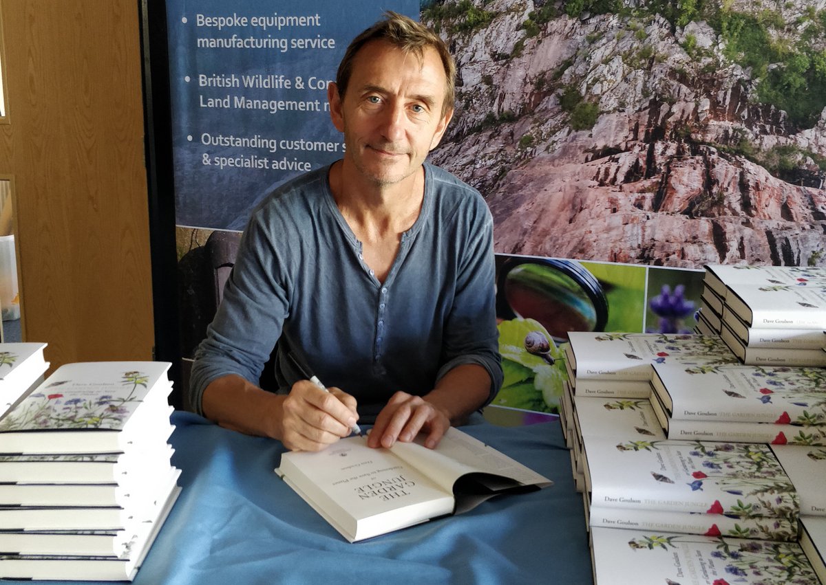 Just Published: The Garden Jungle - Dave Goulson answers a few questions about the inspiration for his new book &amp; hopes &amp; ambitions for the gardens of Britain, see our latest blog for more. blog.nhbs.com/interview/auth… 
#insects #naturewriting #gardenwildlife #bees