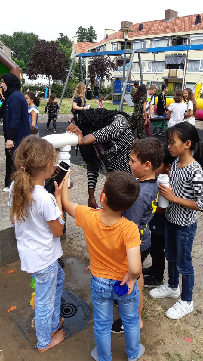 Vandaag de opening van de warekraan oo het Zawanenvechtplein.