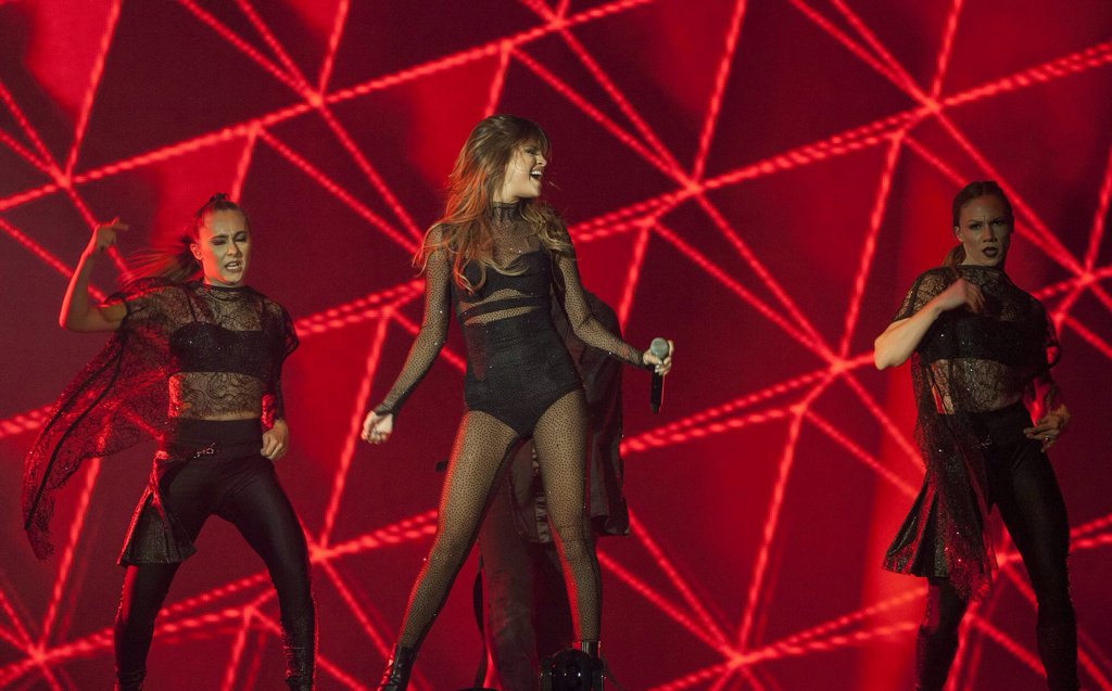 ThrowbackSeIena's tweet photo. July 11, 2016: Selena performing at Plains of Abrahamin in Quebec City, Canada https://t.co/cxKXrAk39P