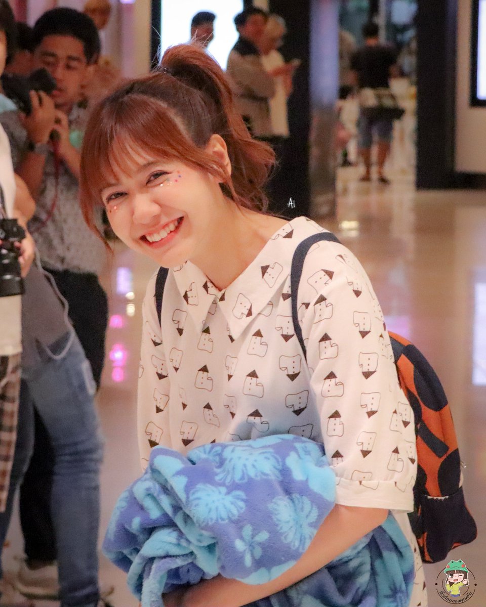 newkoiofnoey's tweet photo. ผ้าห่มในมือนั้น ฉันขอได้หรือเปล่า~ 
เดินผ่านไปตัวนิดตัวหน่อยน่ารักน่าชัง เจ้าอ๊บน้อย ♥️💚♥️💚
******************************
#NoeyBNK48
#BNK48
#นิ้วก้อยของคุณอ๊บ
******************************
ปล.และต้องขอขอบพระคุณรูปสวยๆจากเพจของคุณ Ai ด้วยนะคะที่เก���บรูปเจ้าอ๊บมาฝากให้ อิอิ https://t.co/bMnlN6nggz