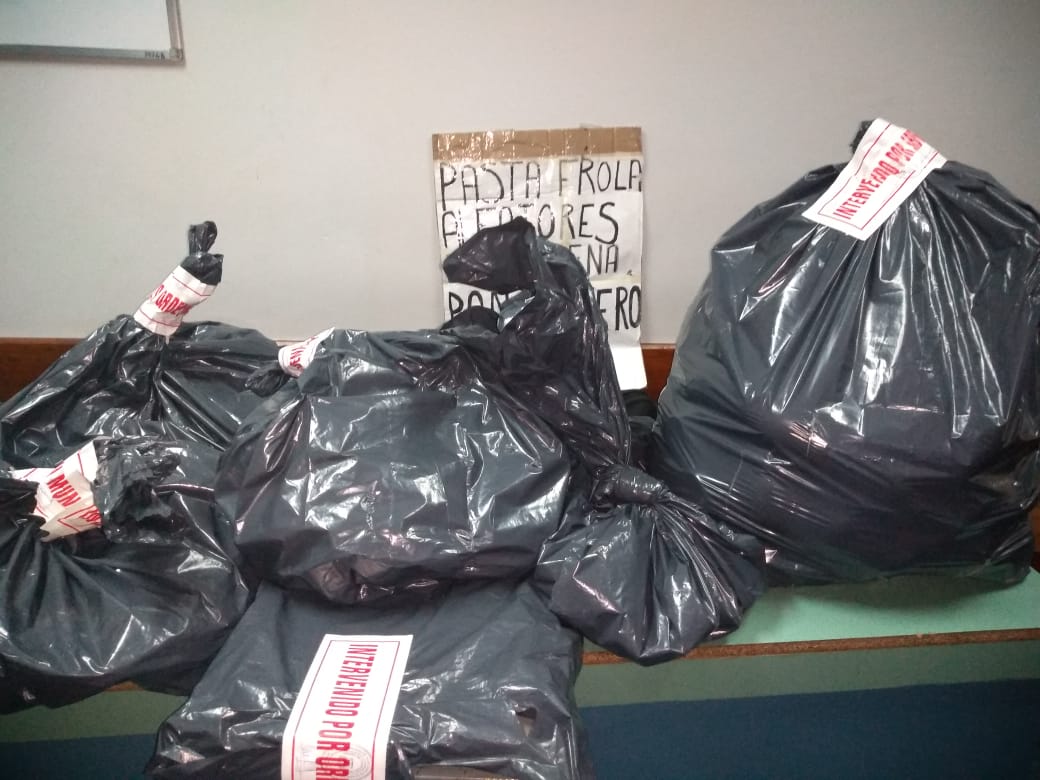 Radio_Seis's tweet photo. La @camaraBRC respaldó los operativos de la @MunicBariloche contra la venta ambulante. #Bariloche La nota completa en: https://t.co/k9xeIwAQP7 https://t.co/uO6LESxwuc