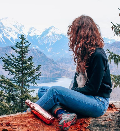 #LesVacancesCestFaitPour se reposer, profiter bien sûr mais aussi continuer à agir pour notre jolie planète 🌞🌊 Réflexe numéro 1 : se balader avec sa #gourde comme Céline d'<a href="/Iznowgood_fr/">IZNOWGOOD</a> 😉 Et vous, vous faites quoi pour la 🌍 durant les #vacances ?  #holidays #green #écologie