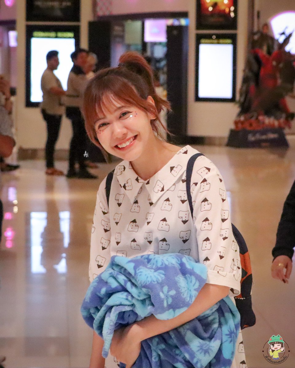 newkoiofnoey's tweet photo. ผ้าห่มในมือนั้น ฉันขอได้หรือเปล่า~ 
เดินผ่านไปตัวนิดตัวหน่อยน่ารักน่าชัง เจ้าอ๊บน้อย ♥️💚♥️💚
******************************
#NoeyBNK48
#BNK48
#นิ้วก้อยของคุณอ๊บ
******************************
ปล.และต้องขอขอบพระคุณรูปสวยๆจากเพจของคุณ Ai ด้วยนะคะที่เก���บรูปเจ้าอ๊บมาฝากให้ อิอิ https://t.co/bMnlN6nggz