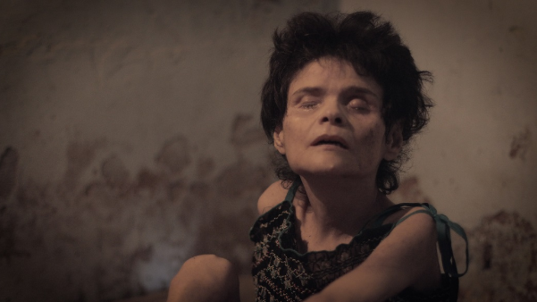 El drama de una mujer en Maracaibo que sobrevive entre la precariedad y la enfermedad de Hungtinton

Desnuda sobre un colchón sucio, es asistida por sus familiares; sin embargo, las personas que viven con ella padecen una enfermedad incurable
🖊️@adrianakfv
bit.ly/2JAYKQI