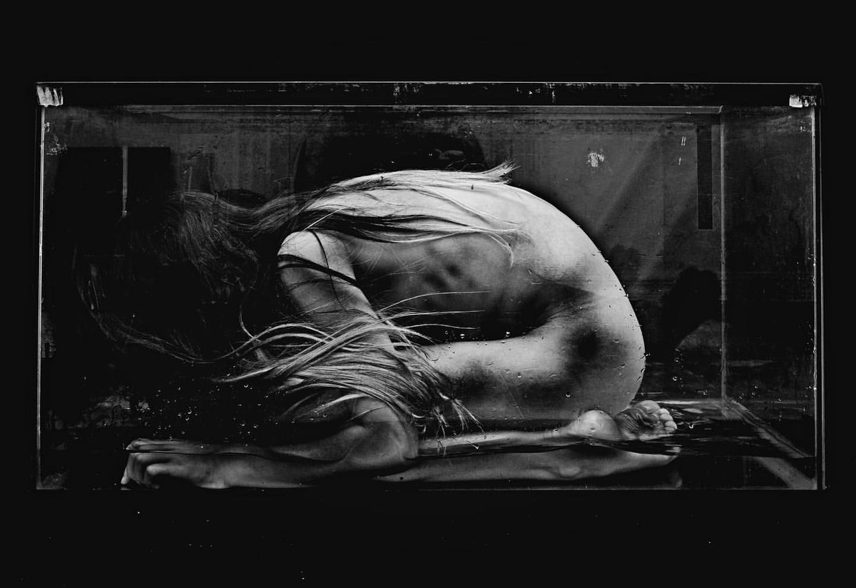 BeautifulBzarre's tweet photo. Such a powerful and confronting photograph by Deidra Kling!

#beautifulbizarre #deidrakling #photography #fineartphotography #blackandwhitephotography #darkart https://t.co/MGFkzBx2Jl