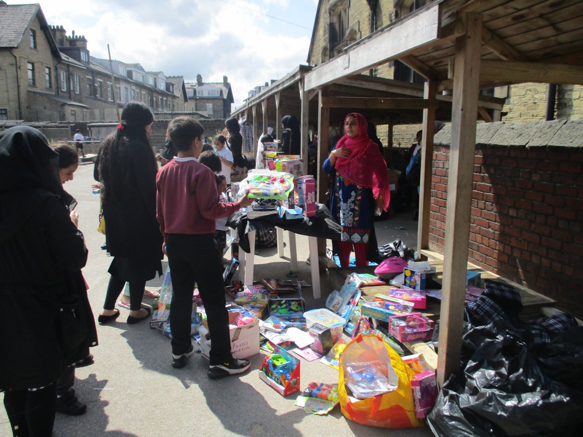 LilycroftSch's tweet photo. An amazing turnout at our Summer Fair! Thank you to all of our wonderful parents/carers for showing their support! @PriestleyTrust #funinthesun https://t.co/BzWgfRxwvj
