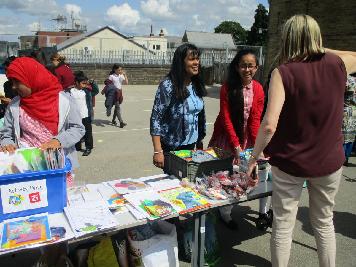 LilycroftSch's tweet photo. An amazing turnout at our Summer Fair! Thank you to all of our wonderful parents/carers for showing their support! @PriestleyTrust #funinthesun https://t.co/BzWgfRxwvj