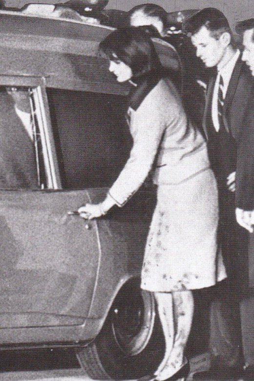 Jackie Kennedy is wearing a ivory double breasted tweed Chanel
