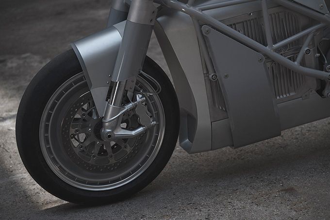 GQ_France's tweet photo. Le préparateur #UntitledMotorcycles a revisité la fabuleuse moto électrique SR/F de #ZeroMC : 200 km/h en pointe, et 130 km d’autonomie, avec une ravissante peinture grise et un dépouillement total. Même le phare a disparu mais il reste un feu stop derrière la selle. https://t.co/RWFnXYMPDy