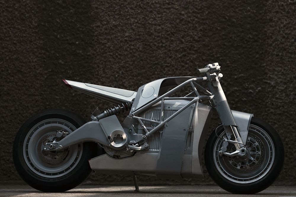 GQ_France's tweet photo. Le préparateur #UntitledMotorcycles a revisité la fabuleuse moto électrique SR/F de #ZeroMC : 200 km/h en pointe, et 130 km d’autonomie, avec une ravissante peinture grise et un dépouillement total. Même le phare a disparu mais il reste un feu stop derrière la selle. https://t.co/RWFnXYMPDy