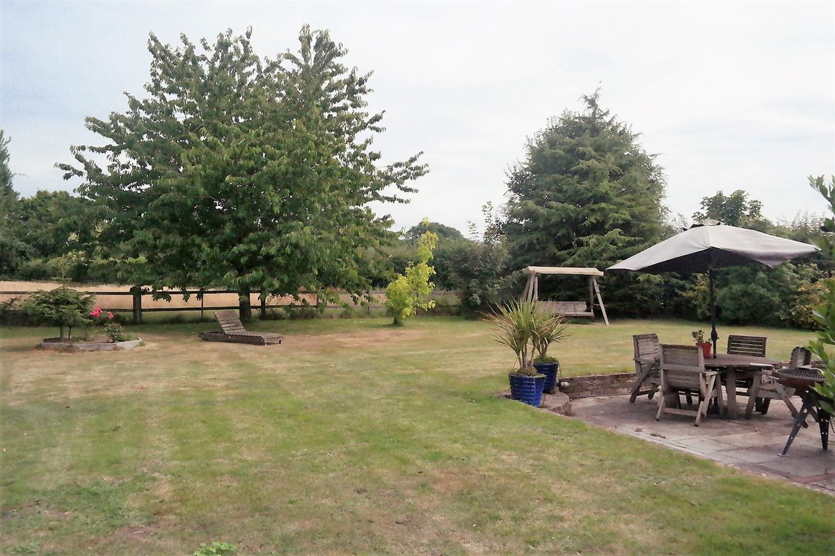 SimsWilliamsEst's tweet photo. #ToLet in #Norton -Stunning #Barn #conversion with south facing Lounge and beautiful kitchen in semi rural location with good access to both the A27 and A29. https://t.co/UZdzwLdGHN https://t.co/gXm6f5FBn6