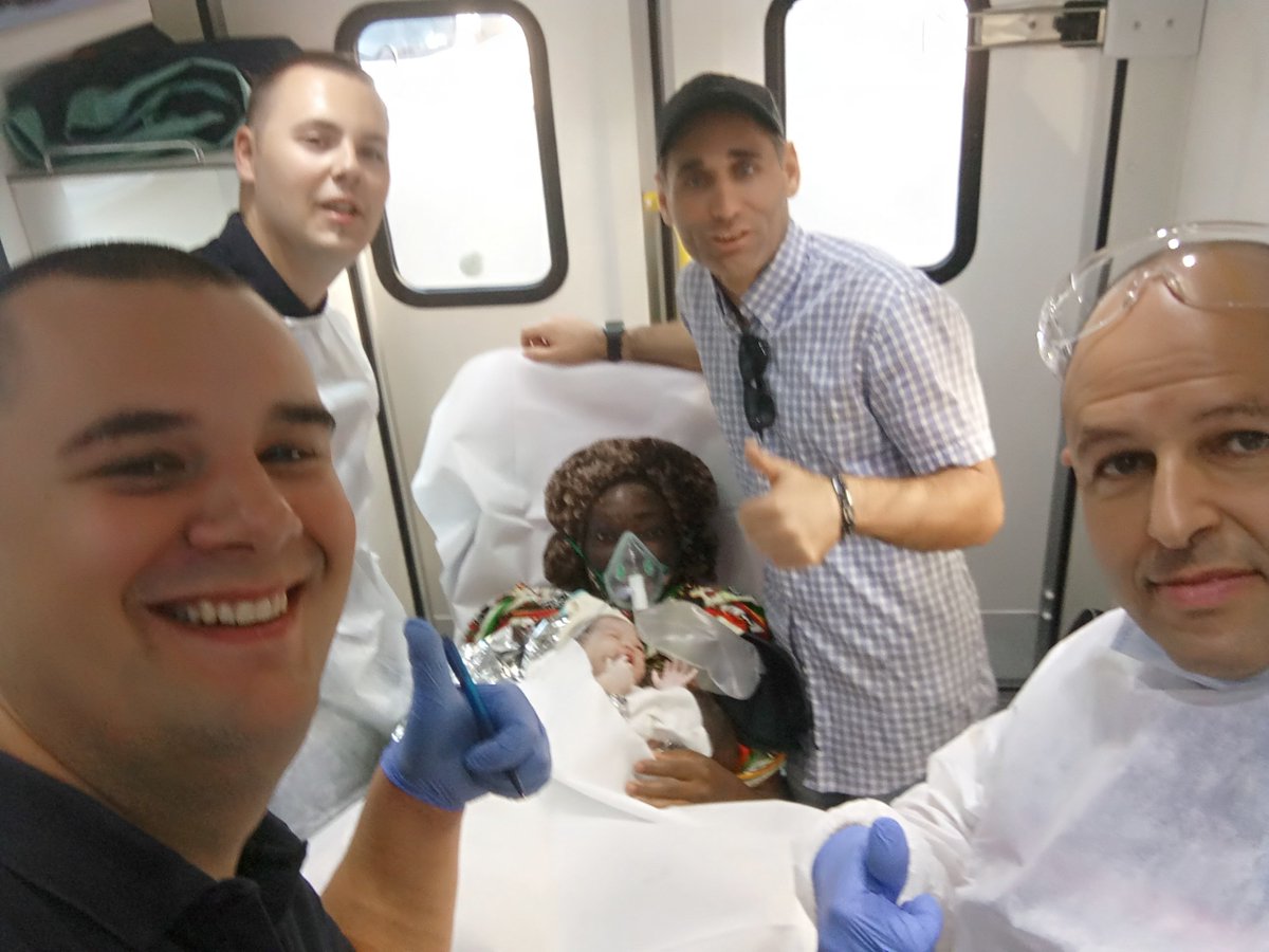 Sapeurs Pompiers De L Oise Le Travail Se Fait Le Bebe Voit Le Jour Le Nouveau Ne Se Presente Avec Le Cordon Ombilical Autour Du Cou Les Sapeurs Pompiers Le Retire Au Plus