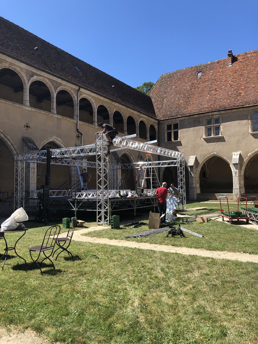 monasteredeBrou's tweet photo. J-9 ouverture du festival #ALFPDT
🛠 Après 2 jours de montage, la couverture de scène est installée.
Tous les concerts pourront avoir lieu dans le 2e cloître 🤗
💪 équipes techniques #brou et @Bourg_en_Bresse
#10ans 🍾 https://t.co/whPmHPBpez