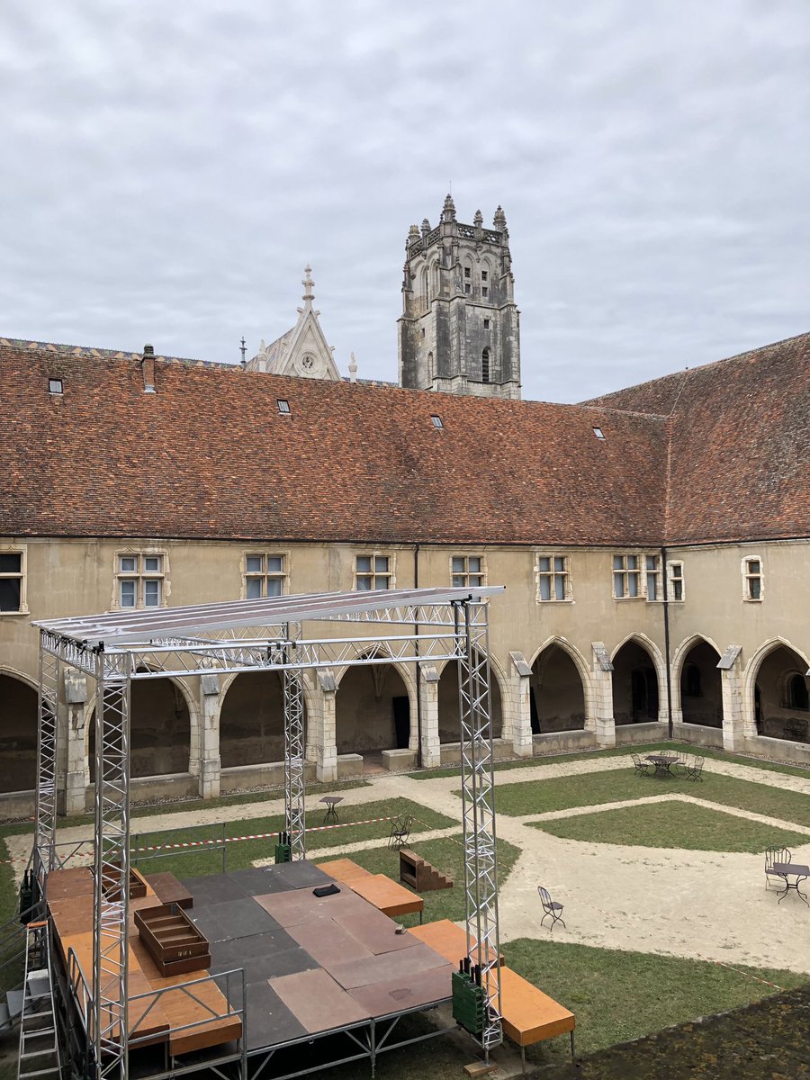 monasteredeBrou's tweet photo. J-9 ouverture du festival #ALFPDT
🛠 Après 2 jours de montage, la couverture de scène est installée.
Tous les concerts pourront avoir lieu dans le 2e cloître 🤗
💪 équipes techniques #brou et @Bourg_en_Bresse
#10ans 🍾 https://t.co/whPmHPBpez