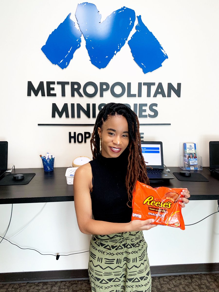 KBoronell_MM's tweet image. We had the SWEETEST volunteer group today @MetroMinistries! The Tampa team from @HersheyCompany joined us to volunteer and give back and even left me this treat. THANK YOU for being #Hope and showing #Metrospirit &amp;lt;3
