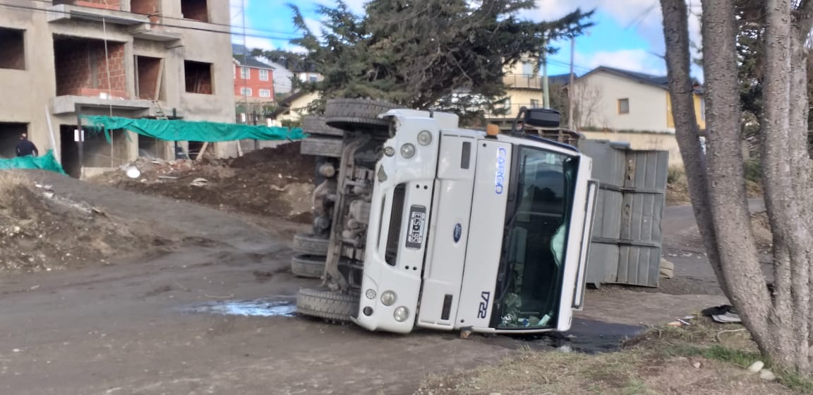 Radio_Seis's tweet photo. Esta mañana un camión volcó en el ingreso al barrio Las Victorias. Enterate que pasó en: https://t.co/vbXMjOaHf5 https://t.co/Yv9f6RVjkz