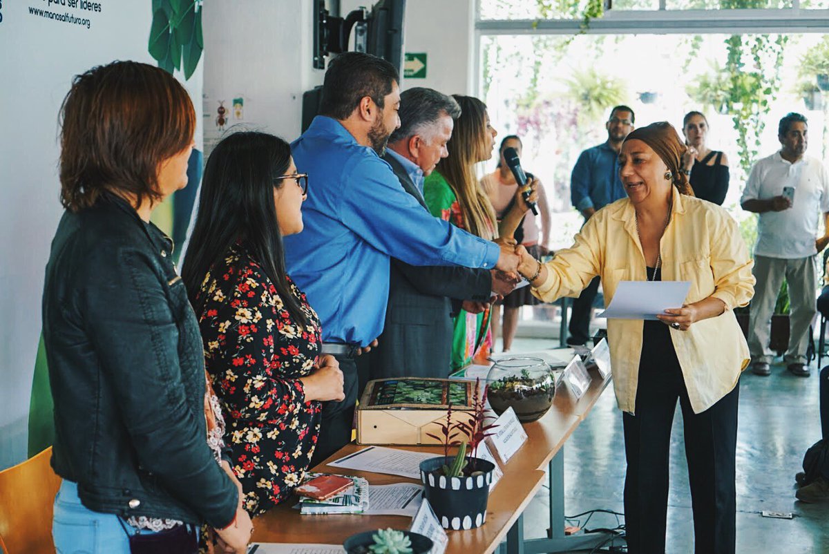 ManosAlFuturo's tweet photo. Con la entrega de las Constancias de Participación a los asistentes al curso para la formación de Multiplicadores de la Sustentabilidad en Azcapotzalco la experiencia apenas inicia! 
Es Tiempo Verde! Es tiempo de Manos al Futuro ✋🏻 https://t.co/PMcKzcVNEn