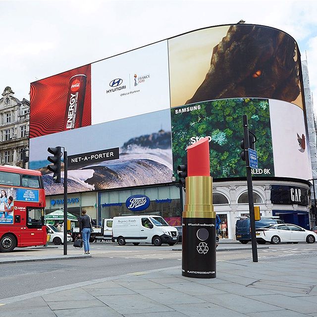 projectworkslon's tweet photo. Glad to be of service to WeAreParadoxx - Causing quite a stir around London with our 8ft lipstick recycling bin for #PLASTICFREEBEAUTYDAY - find out more and pledge to rethink, reduce and remove plastic beauty products from your life! #cleanbeauty #greenbeauty  #savetheplanet https://t.co/h6mZn41P8Z