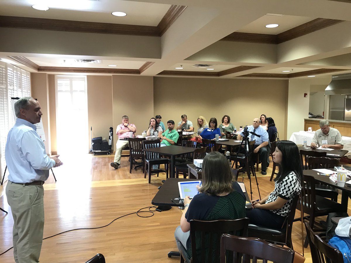 uaex_CommDev's tweet photo. LeadAR Class 18 is in Stuttgart this morning for their final Arkansas Seminar which will explore row crop agriculture as #leadar18 tour farms, hear from major agriculture leaders, and examine the major issues and opportunities facing row crop ag in AR. #leadar18 #rowcropag #CED https://t.co/4kBdB5txLS