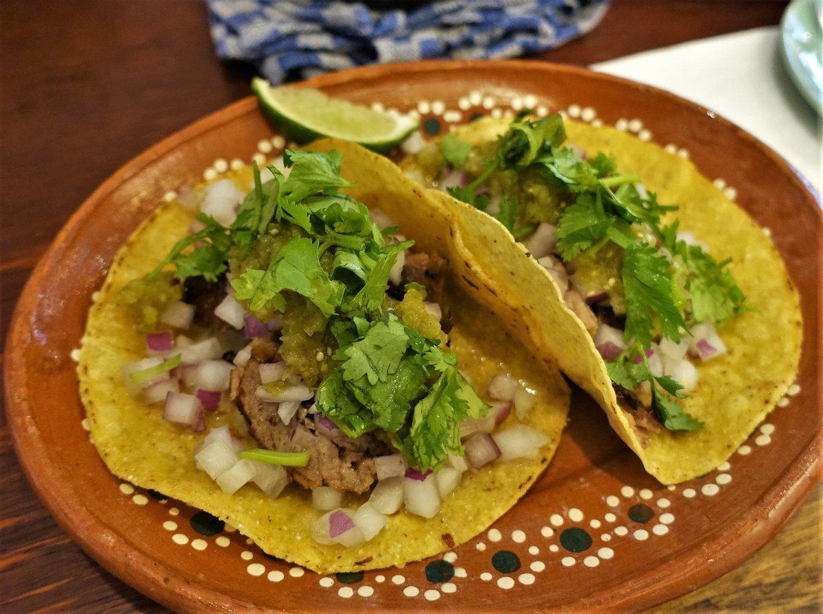 1276. [신촌] 비아메렝게 ※ 과카몰리에 카르니타스타코 2개. 타코 맛있다. 역시 카르니타스가 맛없는 곳은 아직까지 없다.  과카몰리를 돌절구에 담아서 고수랑 아보카도를 내가 직접 으깨는데, 이 절구가 걍 컨셉용이 아니라 묵직한 무게에 차가운 재질이라, image size:1200x895