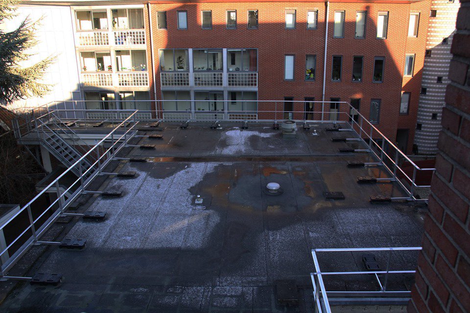 RoossienBV's tweet photo. Werken op hoogte brengt vele gevaren met zich mee. Roossien heeft hier de perfecte oplossing voor.

Met de RI&amp;E service en de dakrandbeveiliging van Roossien kun je maatregelen treffen die het valgevaar kan voorkomen. https://t.co/9DJLWYN9ZL https://t.co/cpM64YYsxD