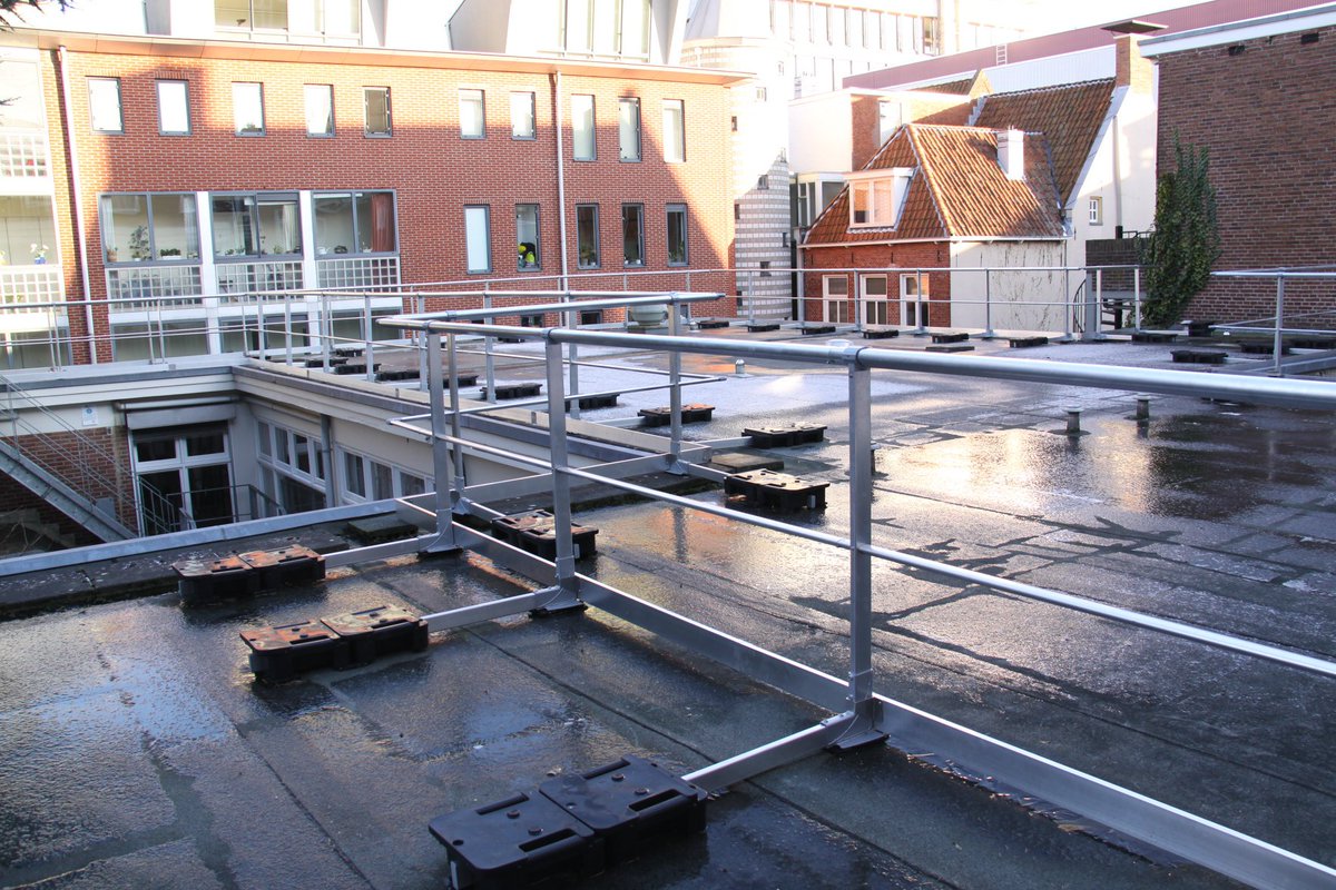 RoossienBV's tweet photo. Werken op hoogte brengt vele gevaren met zich mee. Roossien heeft hier de perfecte oplossing voor.

Met de RI&amp;E service en de dakrandbeveiliging van Roossien kun je maatregelen treffen die het valgevaar kan voorkomen. https://t.co/9DJLWYN9ZL https://t.co/cpM64YYsxD