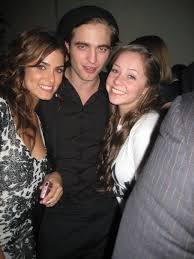 No hubo rastros del novio de Kristen en la premiere al menos de parte de los paparazzi. Después salieron fotos del After party en las que se ve a Nikki, Rob y una de las hermanas de Michael.