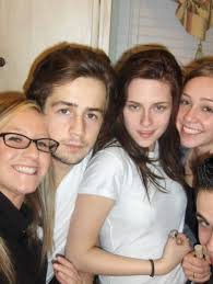 No hubo rastros del novio de Kristen en la premiere al menos de parte de los paparazzi. Después salieron fotos del After party en las que se ve a Nikki, Rob y una de las hermanas de Michael.