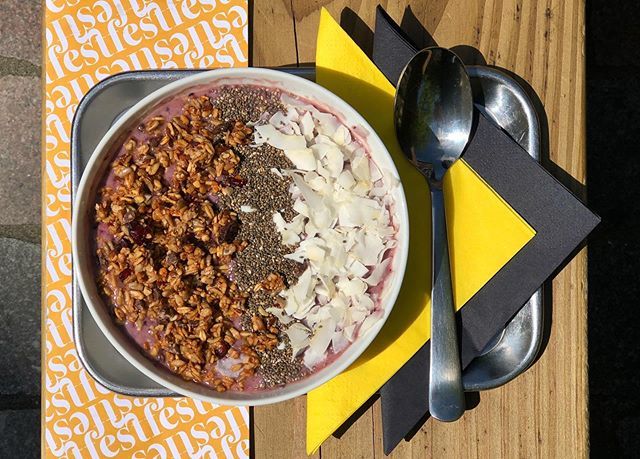Cafe_Fest's tweet photo. Tussendoor gezond doen? 🍓🍌 Bij ons is deze heerlijke rijkgevulde smoothie bowl maar €4.50 😍 Gezond doen hoeft niet duur te zijn😼
•
•
#cafefest #amsterdam #amstelcampus #hva #restaurant #healthy #smoothiebowl https://t.co/iVICSUKOHe https://t.co/NUGr49ErLi