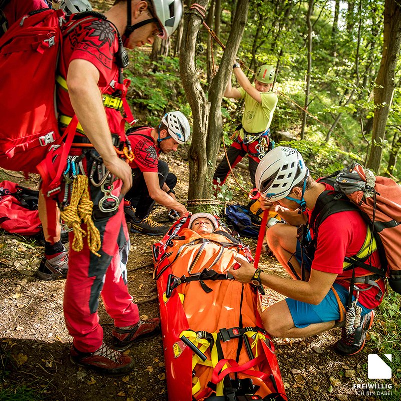 FreiwilligenWeb's tweet photo. Die @bergrettung steht mit 12.800 Bergretter und Bergretterinnen 365 Tage im Jahr freiwillig und unentgeltlich bereit, um bei einem Unfall im unwegsamen, alpinen Gelände rasch und effizient Hilfe leisten zu können.
  
Vielen Dank für euer Bildmaterial und unermüdliches Engagement https://t.co/KqcOPKOHUQ