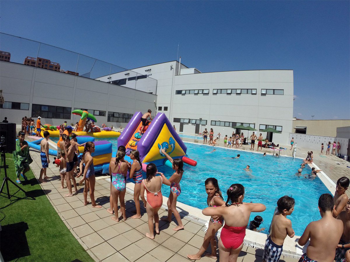 AjuntamentVLC's tweet photo. Vols refrescar-te? 🌊 Acosta't a una de les 7⃣ piscines municipals a l'aire lliure que tenim a la ciutat de #València i gaudix de l'estiu 🌞. Vine a banyar-te! 🏊🏾‍♂️
ℹ️ Activitats i horaris 👉🏻 https://t.co/IoZ8loQnjE https://t.co/ZtJcSs9dmz