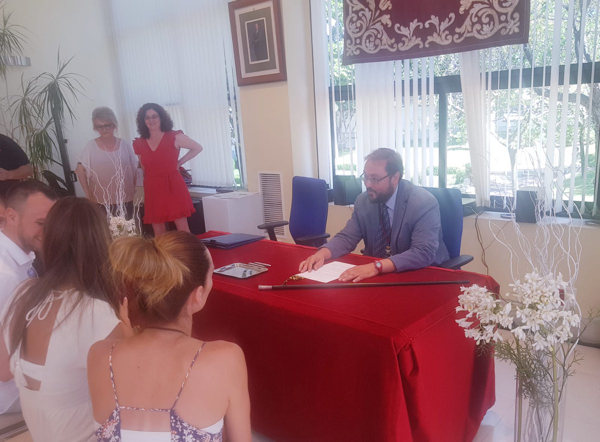 JMDHortaleza's tweet photo. 📸El concejal @SerranoAlbertoP ha oficiado hoy la primera de muchas bodas durante esta legislatura en el distrito de #Horaleza 👰🤵💍.
¡Enhorabuena a los contrayentes! 😍😍
#BodaCivil https://t.co/POuQVeZNF6