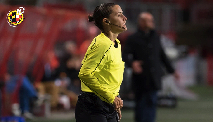 Chicas's tweet image. Cerramos la temporada entrevistando a Guadalupe Porras, la primera mujer que arbitrará en primera división. 

Y ya estaría. Nosotras nos vamos de vacaciones, pero podéis escucharnos mientras os tomáis unos mojitos aquí: laschicasquierendivertirse.com  ¡Feliz verano! 🌞