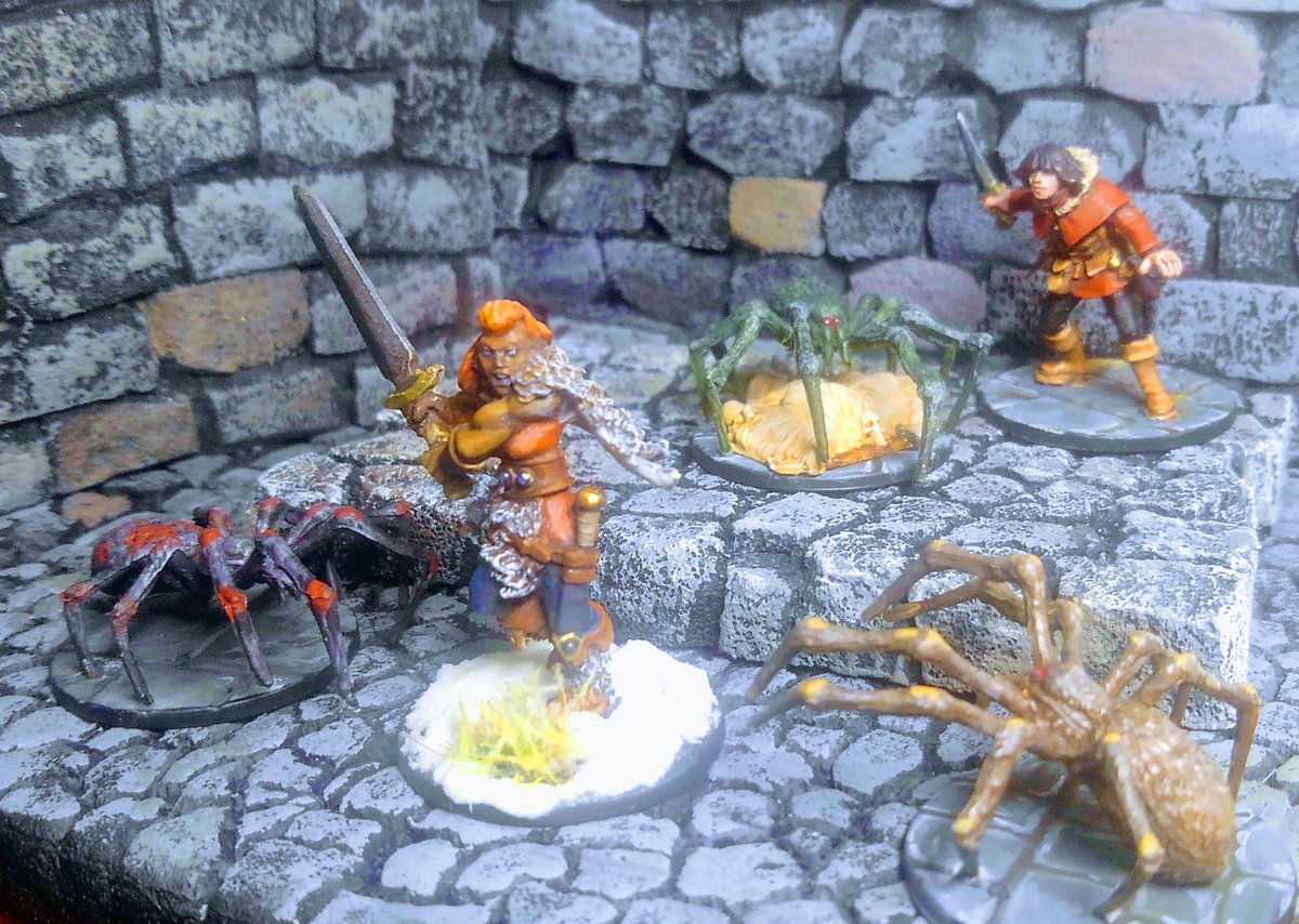 manrakudaya's tweet image. wizkids製　オフィシャルD&amp;amp;Dミニチュアの　ジャイアントスパイダー三匹　塗りました…
ビホルダーやアンバーハルクに次いで　海外でも売り切れ多いキットではあるが　輸入元のフリージアさんでゲット　レンジャーズオブシャドウディープでも使うし…！
#warmonger #tabletopmini
#dnd #frostgrave