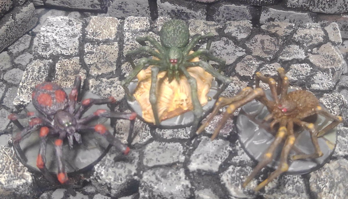 manrakudaya's tweet image. wizkids製　オフィシャルD&amp;amp;Dミニチュアの　ジャイアントスパイダー三匹　塗りました…
ビホルダーやアンバーハルクに次いで　海外でも売り切れ多いキットではあるが　輸入元のフリージアさんでゲット　レンジャーズオブシャドウディープでも使うし…！
#warmonger #tabletopmini
#dnd #frostgrave