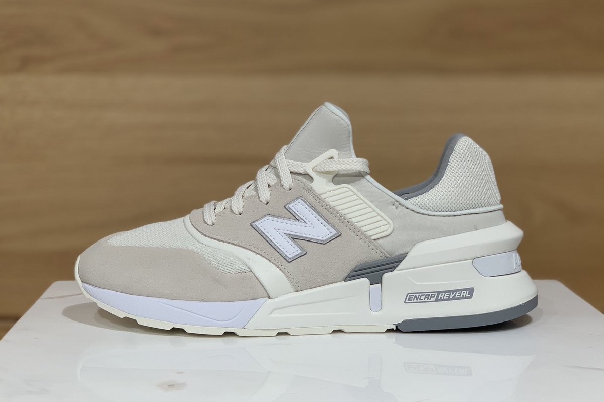 NB_ROPPONGI's tweet photo. #NB新商品

「MS997」から、秋冬シーズンにフィットするスエード/メッシュのコンビアッパーを定番カラーでベーシックに仕上げた“CORE PACK”が登場！

■MS997  HO/HN/HP
PRICE：12,400円+税
WIDTH/SIZE：D/22.0-29.0cm
※7月12日発売

#NB #newbalance #ニューバランス #ニューバランス六本木 #MS997 https://t.co/PyL95VJgq7